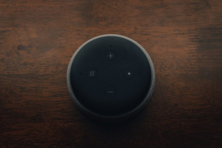 A Revolução da Voz: Como o Amazon Echo Saiu do Papel para Transformar Nossas Casas