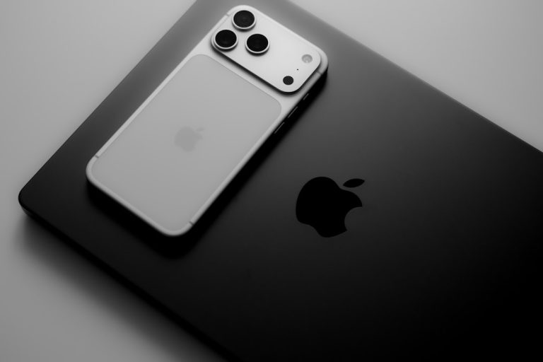 O iPhone Dobrável é Real? Vazamento Revela Design Surpreendente do suposto “iPhone Fold”