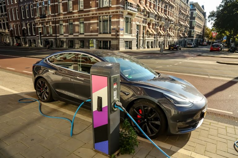 O Futuro na Europa: Holanda é o Primeiro País a Aprovar o Full Self-Driving (FSD) da Tesla