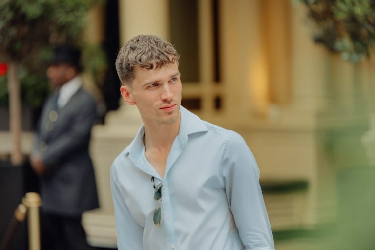 O Clone Digital de Zuckerberg: Como a Meta está Transformando o CEO em uma Inteligência Artificial para Reuniões