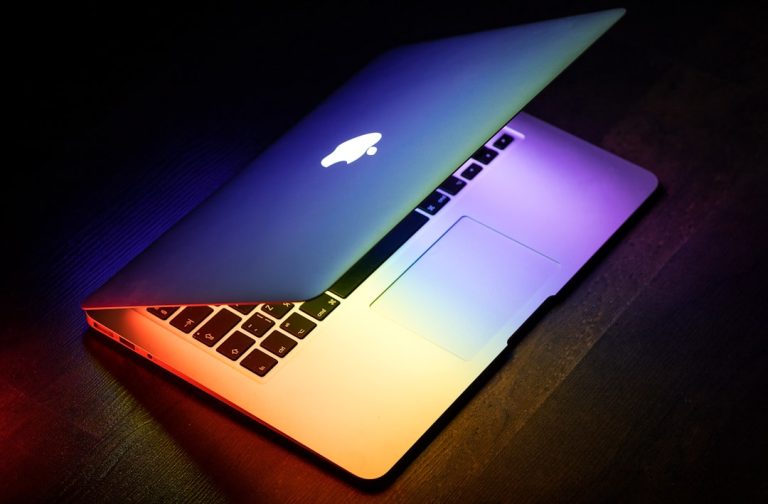 MacBook Neo Customizado? Como usar peças oficiais para criar um Apple “Frankenstein” Colorido