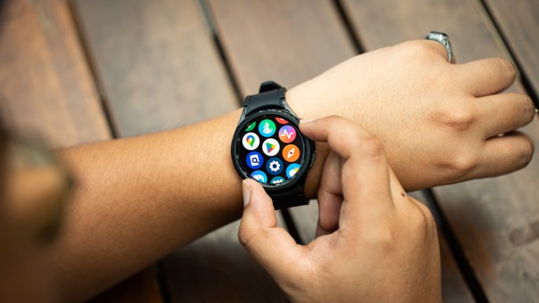 Adeus, Tomada! Conheça 4 Smartwatches com Bateria que Dura Mais de uma Semana