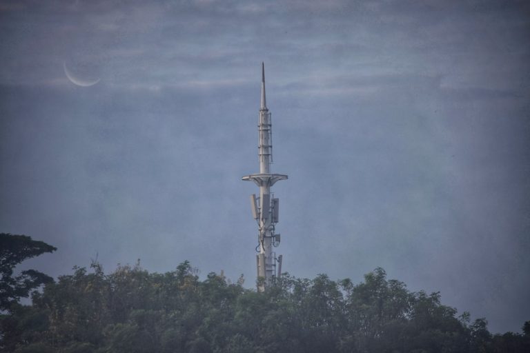 O Fim das “Zonas Mortas”? Foguete da Blue Origin Leva Antena de Celular Gigante ao Espaço