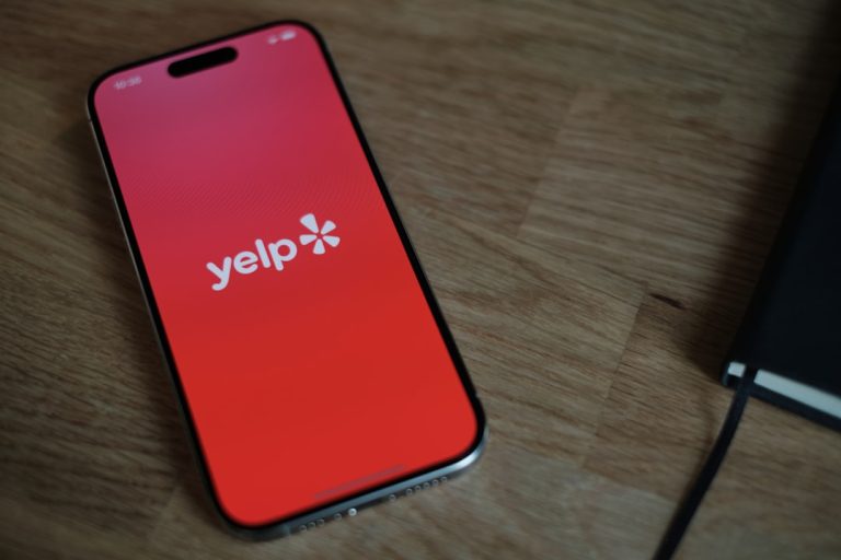 Yelp Revoluciona a Experiência do Usuário com Assistente de IA que Responde Dúvidas e Faz Reservas