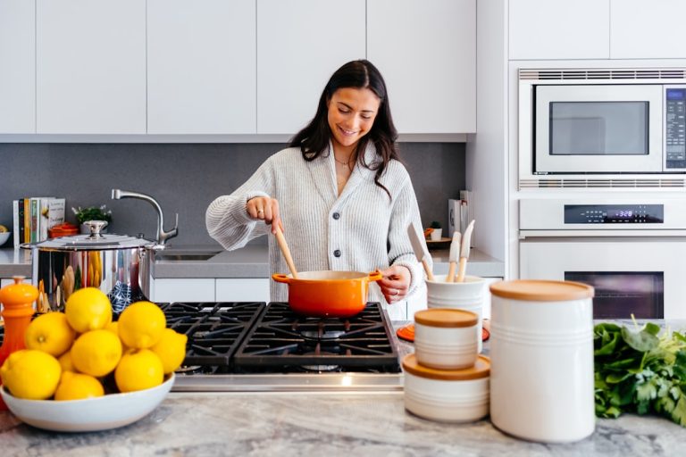 Tecnologia na Cozinha: Gadgets Inovadores que Facilitam a Rotina de Qualquer Adulto