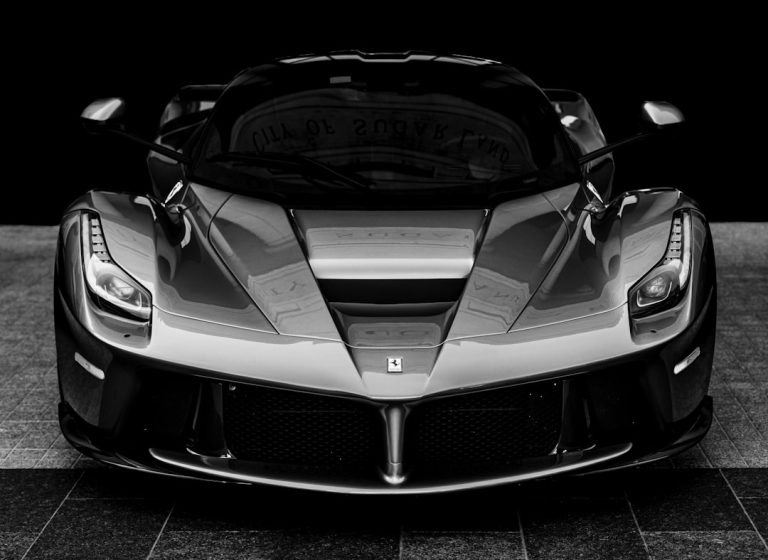 Ferrari Luce: O Primeiro Superesportivo Elétrico de Maranello Redefine o Luxo com Design de Jony Ive