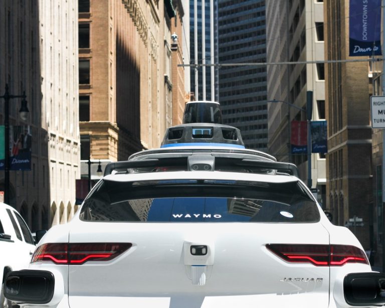 Waymo Atropela Tesla no Texas: Como a Gigante do Google Conquistou a Liderança dos Carros Autônomos