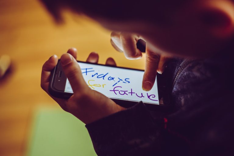 Meta vai analisar seus ossos? Entenda a nova tecnologia do Instagram para identificar crianças