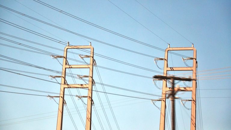 O Lado Oculto da IA: Por que a Maior Rede Elétrica dos EUA Está à Beira do Colapso?