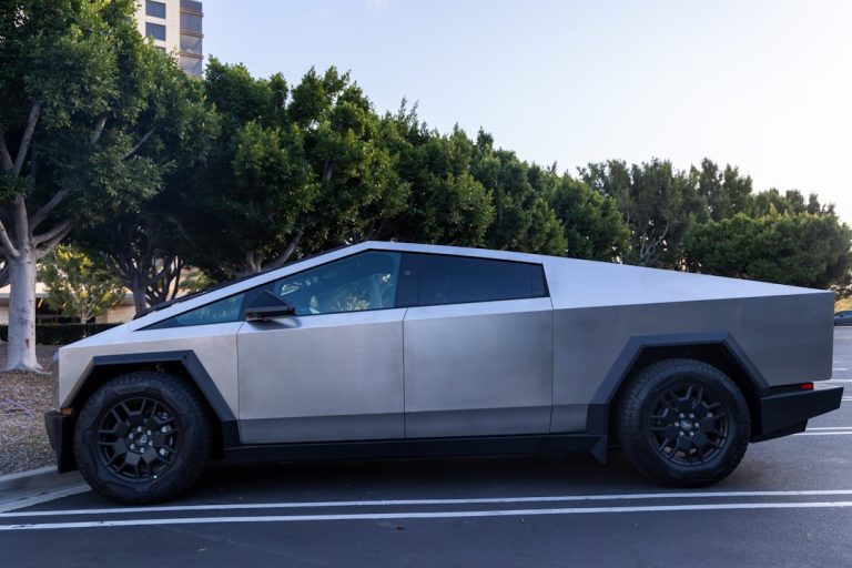 Tesla em Alerta: Novo Recall do Cybertruck Mais Barato Revela Falha Crítica que Pode Soltar as Rodas