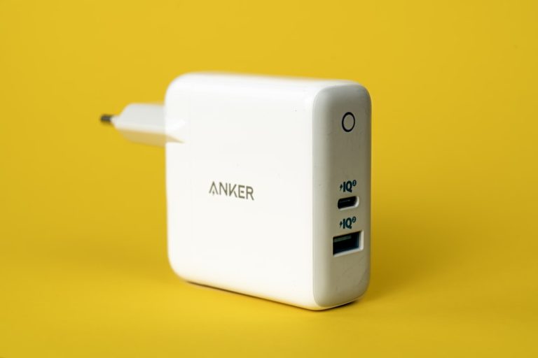 O Fim da Bagunça de Cabos? Novo Cabo USB-C 2-em-1 da Anker Chega com Preço Irresistível