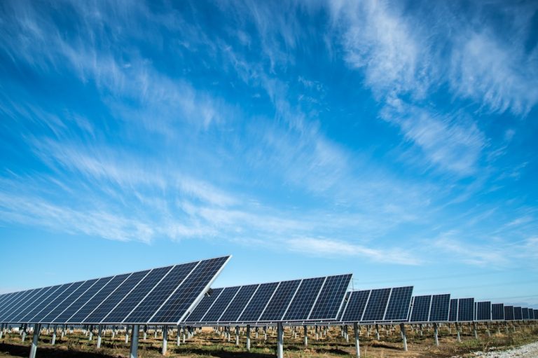 O Dilema do Amanhã: Por que a Energia Solar Dominará 2035, mas a IA Manterá os Combustíveis Fósseis Vivos