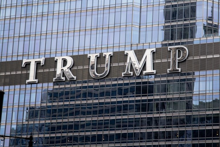 O Recuo de Trump na Regulamentação da IA: O que a Nova Ordem Executiva Significa para o Futuro da Tecnologia