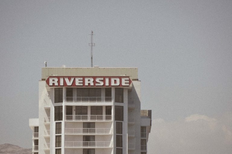 Do Microfone para a Caixa de Entrada: Riverside Usa Inteligência Artificial para Transformar Podcasts em Newsletters
