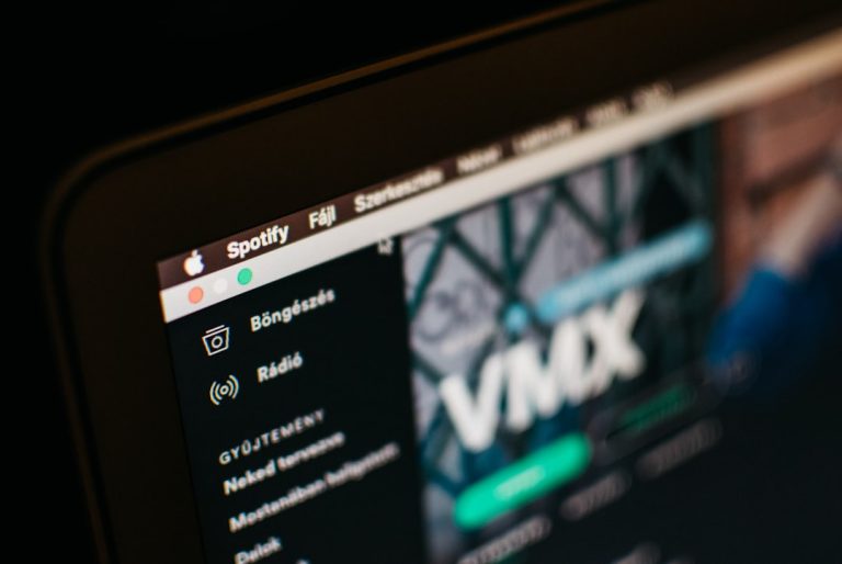 Sua playlist é 100% humana? Deezer lança ferramenta que detecta músicas por IA no Spotify e Apple Music