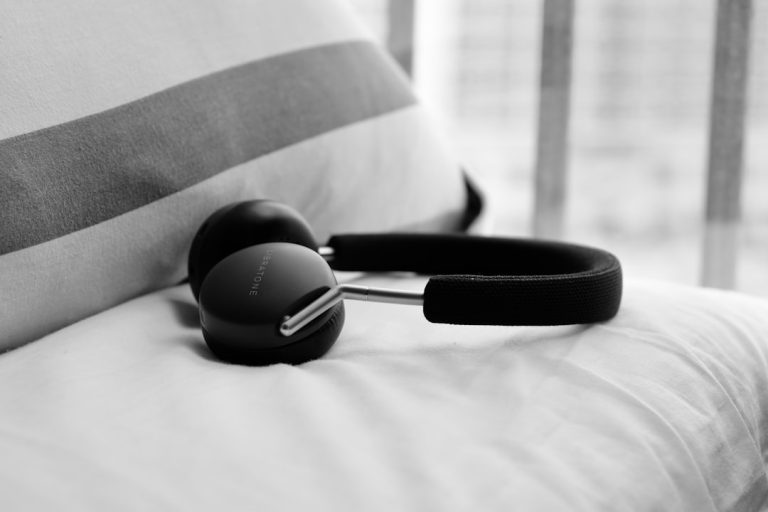 Adeus, fones de ouvido! Como este alto-falante ultrafino para travesseiro está revolucionando o sono de quem tem insônia