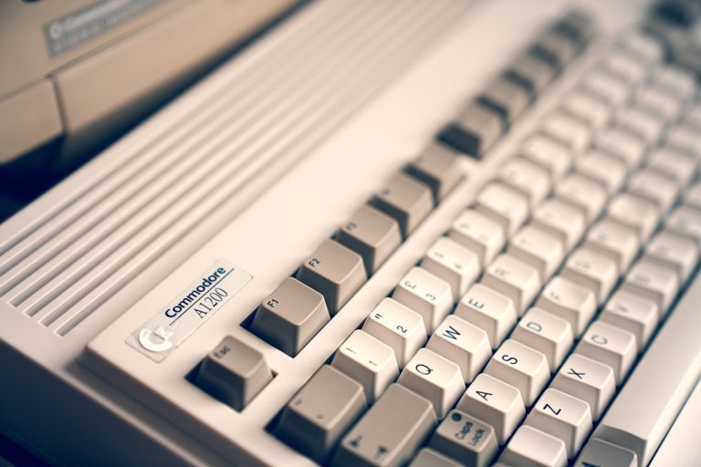 Nostalgia Portátil: Commodore Ressurge com Celular Flip de Visual Retrô Apaixonante