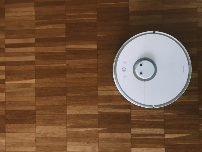 A Revolução do Roomba: Como um Aspirador Desajeitado Criou o Mercado de Casa Inteligente