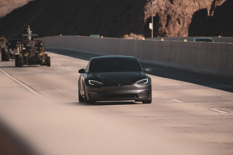 O Futuro da Mobilidade Autônoma: Como o Tesla FSD Está Redefinindo a Inteligência Artificial Sobre Rodas