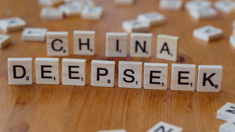 O “Efeito Kimi”: Por Que a IA Chinesa Moonshot Está Assustando o Vale do Silício e Wall Street