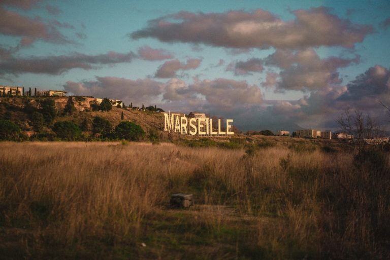 O que é a Mistral AI? Conheça a startup francesa que desafia o monopólio dos EUA