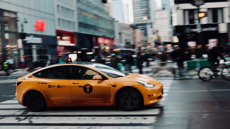 O fim do Robotaxi da Tesla? Nova lei de trânsito pode banir carros autônomos de Elon Musk