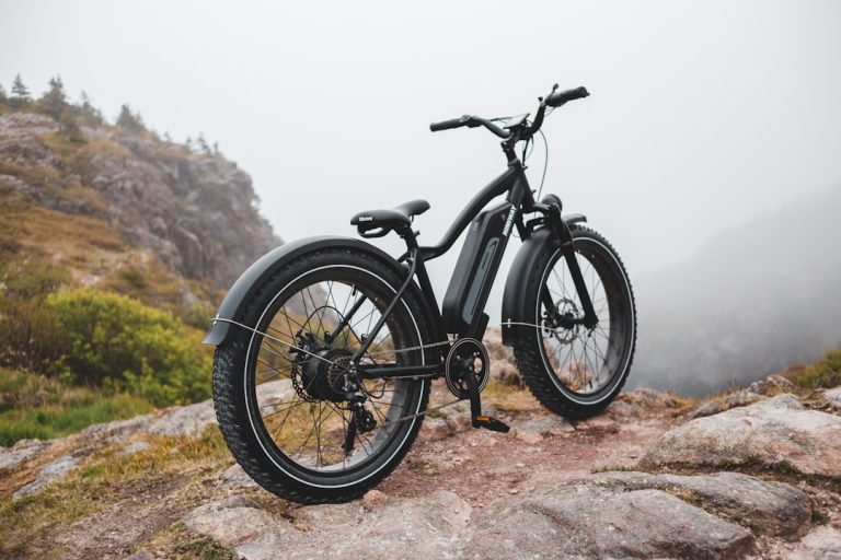 O Fim do Preconceito: Como as Mountain Bikes Elétricas e a Tecnologia da DJI Estão Redefinindo o Ciclismo de Aventura