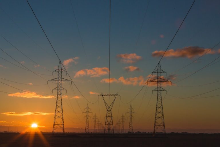A Conta de Luz da Inteligência Artificial: Gigantes de Energia Prometem Proteger o Bolso do Consumidor