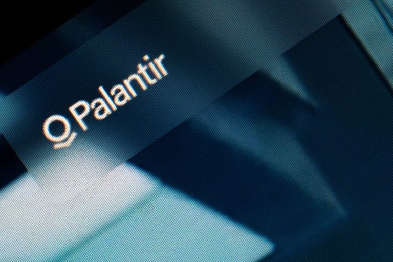 O Alerta da Palantir: Por que o CEO da Gigante de IA Chamou a Indústria de “Marxista”?
