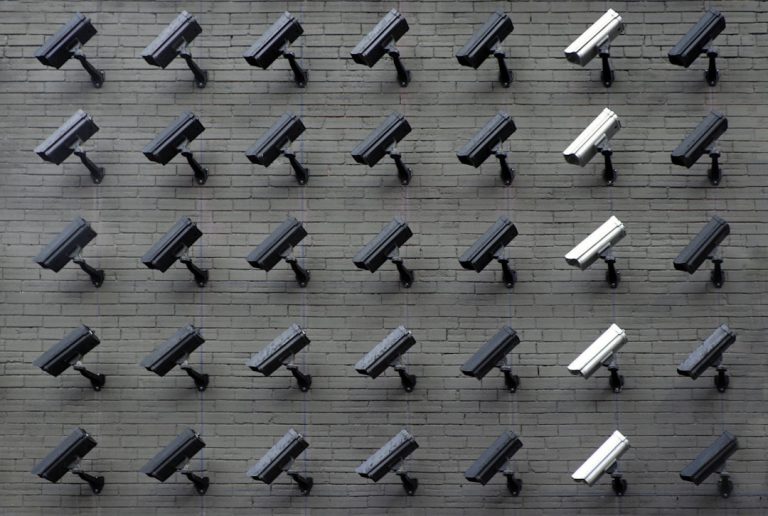 Invisibilidade Digital: Como Padrões Algorítmicos Conseguem Enganar Câmeras de Vigilância com IA