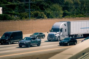 Caminhões Autônomos na Estrada: Califórnia Libera Testes com Inteligência Artificial da Aurora e Kodiak