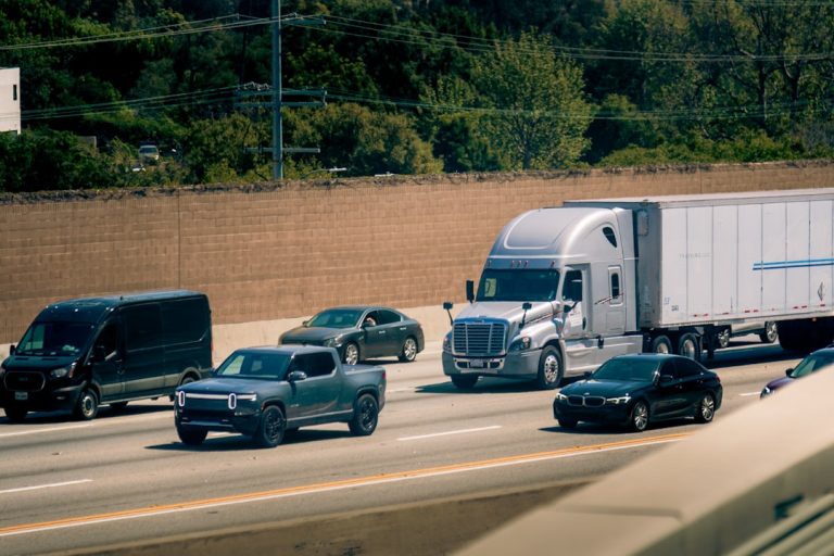 Caminhões Autônomos na Estrada: Califórnia Libera Testes com Inteligência Artificial da Aurora e Kodiak