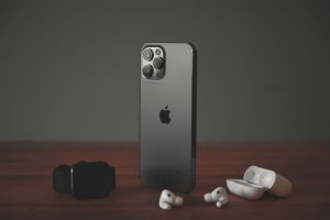 AirPods com Câmera e IA? Vídeo Vazado Revela o Futuro dos Fones Inteligentes da Apple