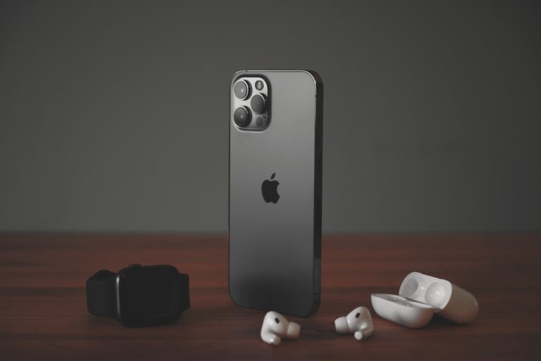 AirPods com Câmera e IA? Vídeo Vazado Revela o Futuro dos Fones Inteligentes da Apple