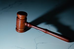 Advogado é multado após inteligência artificial inventar testemunhas falsas em caso de homicídio