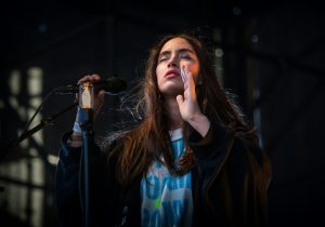 Falha na Matriz: Persona de IA Tilly Norwood Sofre Pane e Começa a Falar Mandarim em Turnê de Imprensa